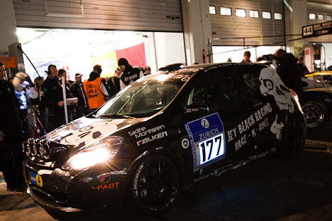 Jet Black Racing ved et natligt pitstop.